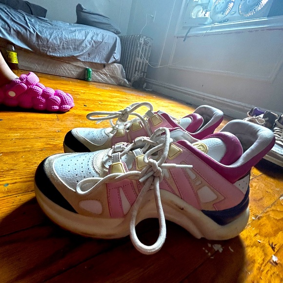 Louis Vuitton sneakers - Picture 1 of 2